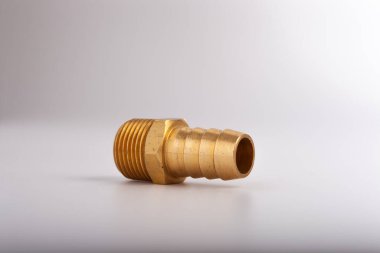 açık gri arkaplana karşı pirinç dikenli hortum adaptörü