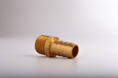 açık gri arkaplana karşı pirinç dikenli hortum adaptörü