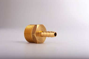 açık gri arkaplana karşı pirinç dikenli hortum adaptörü