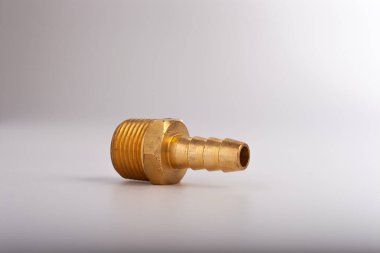 açık gri arkaplana karşı pirinç dikenli hortum adaptörü
