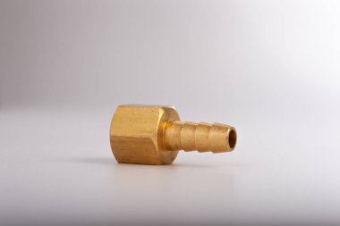 açık gri arkaplana karşı pirinç dikenli hortum adaptörü