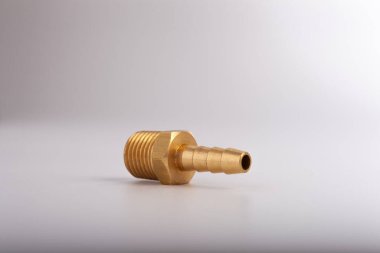 açık gri arkaplana karşı pirinç dikenli hortum adaptörü