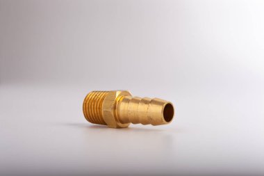 açık gri arkaplana karşı pirinç dikenli hortum adaptörü