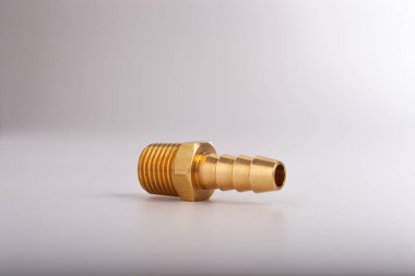 açık gri arkaplana karşı pirinç dikenli hortum adaptörü