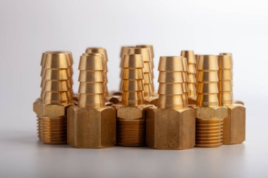 Açık gri arkaplana karşı çeşitli pirinç hortum ayarları