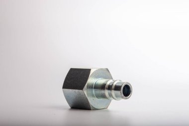 Açık gri arkaplana karşı pnömatik sistemler için paslanmaz çelik konnektörü