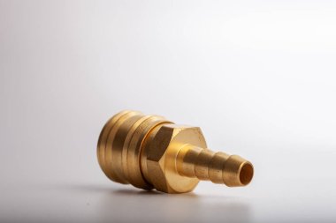 açık gri arkaplana karşı pirinç dikenli hortum adaptörü