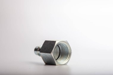 Açık gri arkaplana karşı pnömatik sistemler için paslanmaz çelik konnektörü