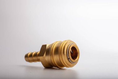 açık gri arkaplana karşı pirinç dikenli hortum adaptörü