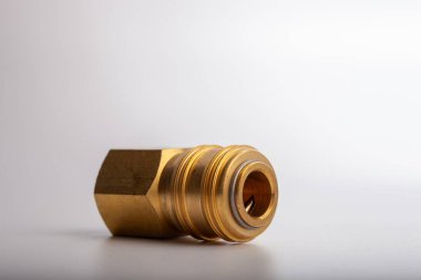 açık gri arkaplana karşı pirinç dikenli hortum adaptörü