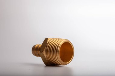 açık gri arkaplana karşı pirinç dikenli hortum adaptörü