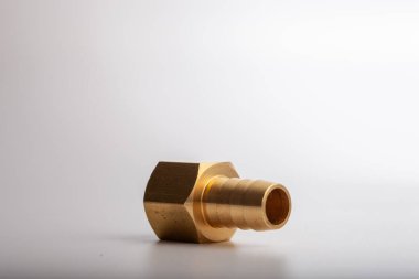 açık gri arkaplana karşı pirinç dikenli hortum adaptörü