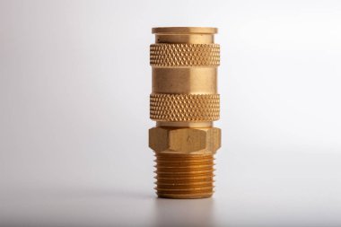 açık gri arkaplana karşı pirinç dikenli hortum adaptörü