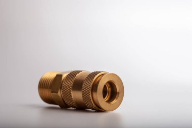 açık gri arkaplana karşı pirinç dikenli hortum adaptörü