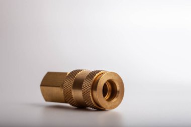 açık gri arkaplana karşı pirinç dikenli hortum adaptörü