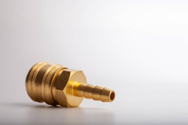 açık gri arkaplana karşı pirinç dikenli hortum adaptörü