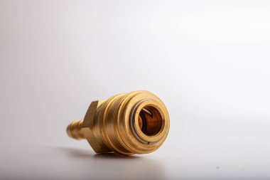 açık gri arkaplana karşı pirinç dikenli hortum adaptörü