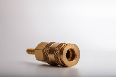 açık gri arkaplana karşı pirinç dikenli hortum adaptörü