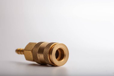 açık gri arkaplana karşı pirinç dikenli hortum adaptörü
