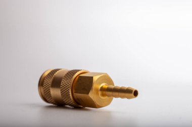 açık gri arkaplana karşı pirinç dikenli hortum adaptörü