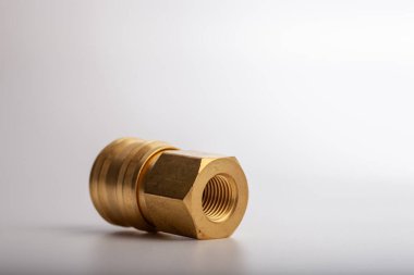 açık gri arkaplana karşı pirinç dikenli hortum adaptörü