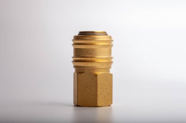 açık gri arkaplana karşı pirinç dikenli hortum adaptörü