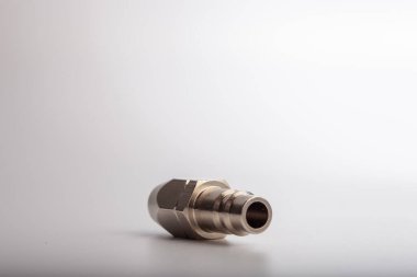 Açık gri arkaplana karşı pnömatik sistemler için paslanmaz çelik konnektörü