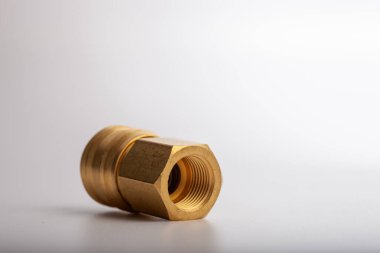 açık gri arkaplana karşı pirinç dikenli hortum adaptörü