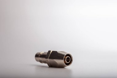 Açık gri arkaplana karşı pnömatik sistemler için paslanmaz çelik konnektörü