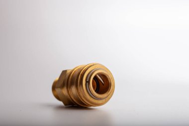 açık gri arkaplana karşı pirinç dikenli hortum adaptörü