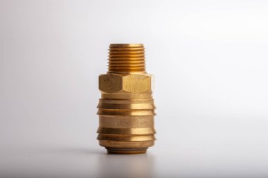 açık gri arkaplana karşı pirinç dikenli hortum adaptörü