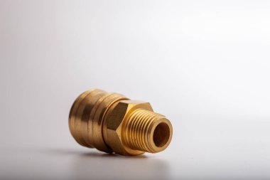 açık gri arkaplana karşı pirinç dikenli hortum adaptörü