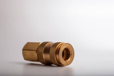 açık gri arkaplana karşı pirinç dikenli hortum adaptörü
