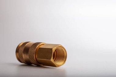 açık gri arkaplana karşı pirinç dikenli hortum adaptörü