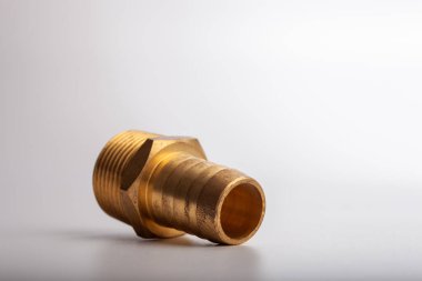 açık gri arkaplana karşı pirinç dikenli hortum adaptörü