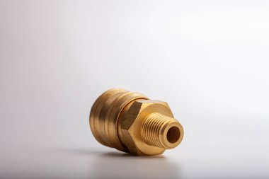 açık gri arkaplana karşı pirinç dikenli hortum adaptörü