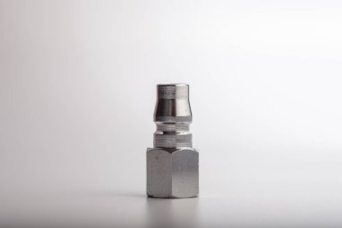 Açık gri arkaplana karşı pnömatik sistemler için paslanmaz çelik konnektörü