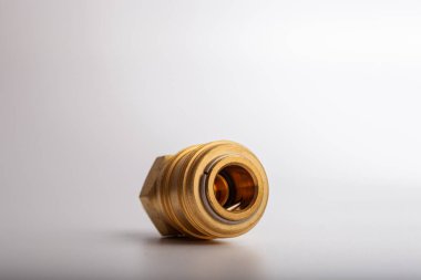 açık gri arkaplana karşı pirinç dikenli hortum adaptörü