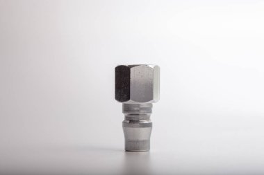 Açık gri arkaplana karşı pnömatik sistemler için paslanmaz çelik konnektörü