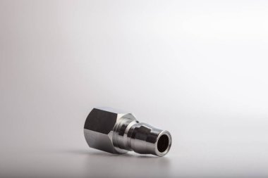 Açık gri arkaplana karşı pnömatik sistemler için paslanmaz çelik konnektörü