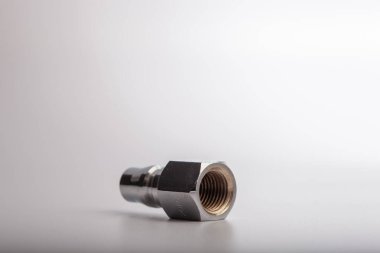 Açık gri arkaplana karşı pnömatik sistemler için paslanmaz çelik konnektörü