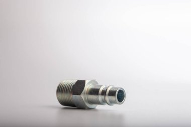 Açık gri arkaplana karşı pnömatik sistemler için paslanmaz çelik konnektörü