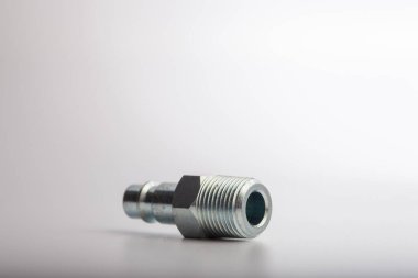 Açık gri arkaplana karşı pnömatik sistemler için paslanmaz çelik konnektörü