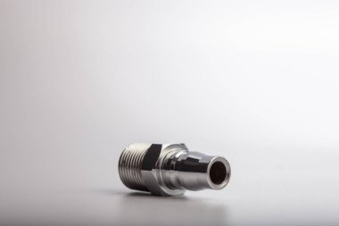 Açık gri arkaplana karşı pnömatik sistemler için paslanmaz çelik konnektörü