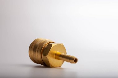 açık gri arkaplana karşı pirinç dikenli hortum adaptörü