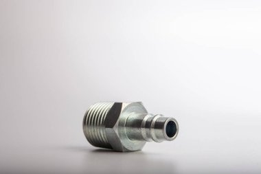 Açık gri arkaplana karşı pnömatik sistemler için paslanmaz çelik konnektörü