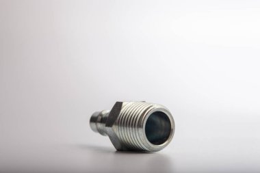 Açık gri arkaplana karşı pnömatik sistemler için paslanmaz çelik konnektörü