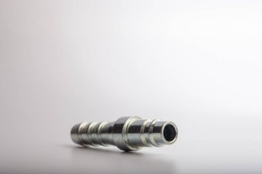 Açık gri arkaplana karşı pnömatik sistemler için paslanmaz çelik konnektörü