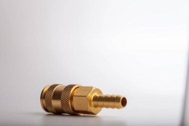 açık gri arkaplana karşı pirinç dikenli hortum adaptörü