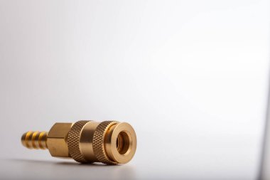 açık gri arkaplana karşı pirinç dikenli hortum adaptörü